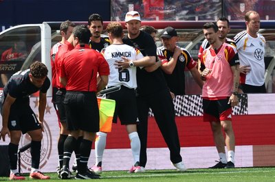 Julian Nagelsmann bedankt sich bei Joshua Kimmich. 