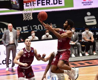 Terrel Harris (mit Ball) glänzte am Mittwochabend in der Messe Chemnitz mit acht Assists (Vorlagen). Zudem steuerte er neun Zähler zum Derbysieg gegen den MBC bei.