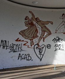 Eine beschmierte Pavillonwand am Schloßteich. 