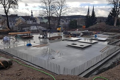 Die Lengenfelder Firma Bittermann hat die Bodenplatte für das neue DRK-Seniorenwohnen an der Melanchthonstraße in Oelsnitz gesetzt. Beim Baugrund gab es einen Schreckmoment.