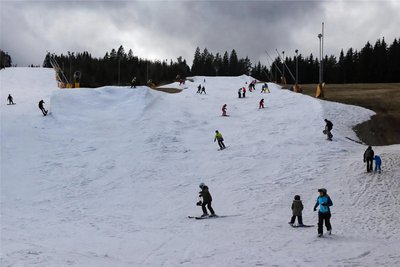 Eine der letzten weißen Inseln im Erzgebirge: Der „Skipot“ in Potůčky.