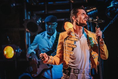 Valentin L.Fielding imitiert den legendären Queen-Sänger Freddy Mercury.