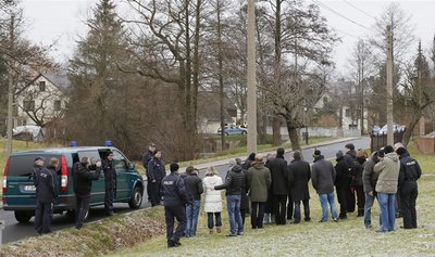 Von hier aus feuerte Rolf W. auf ein Polizeiauto (r.). Er selbst verfolgt im Fahrzeug links das Geschehen.