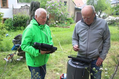 Frank Zimmermann und Peter Lohr führen die Bodenradar-Vermessung in Augustusburg durch.