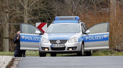 Das 70 Meter entfernt abgestellte Polizeiauto, auf das zwei Schüsse abgefeuert wurden.