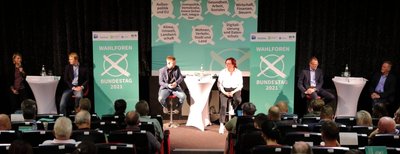 Forum in Schwarzenberg mit den Direktkandidaten im erzgebirgischen Bundestags-Wahlkreis 164 - von links Clara Anne Bünger (Die Linke), Sebastian Walter (Bündnis 90/Die Grünen), Silvio Heider (SPD), Ulrike Harzer (FDP), Alexander Krauß (CDU) und Thomas Dietz (AfD). 