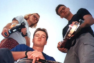 MMB Friedhelm (l), damals noch mit langen Haaren und Hank H. (Mitte) gründeten die Band in einer Garage in Altendorf. Dieses Bild stammt aus dem Jahr 1999.