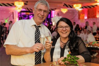 Sind langjährige Stammgäste in der Festhalle und wollen dort auch weiter tanzen: Ute und Jörg Bittner aus Sehma.