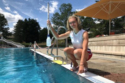 Azubi Jette Radecker überprüft die Wasserwerte. Dreimal täglich sehen die Rettungsschwimmer nach Chlorgehalt und pH-Wert.