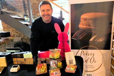 Michael Zeune verkauft Macarons, während seine Frau Nicole in der Backstube steht.