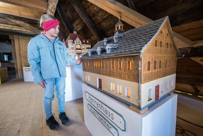 Annika Müller von der Grundschule Auerhammer am Modell des Herrenhauses. Die Zweitklässlerin erzählte von ihrer Oma, die Geschichten über das Gebäude zu erzählen wusste.