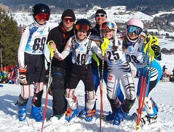 Ein Teil der obervogtländischen Trainingsgruppe in Maria Alm in Österreich. Von links Fynn Schedewy, Trainer Felix Wohlrab, Nick Schedewy, Trainer Norbert Dick, Alina Schmied und Pauline Dick. Foto: Verein