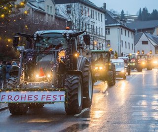 Der Konvoi passiert das Rathaus in Schönheide, mehr als 80 Fahrzeuge waren dabei. 