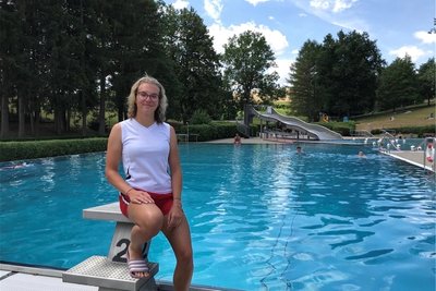 Jette Radecker war schon als Kind im Freibad Einsiedel. Nun arbeitet sie hier.