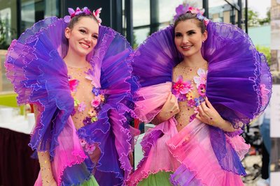 Blumig-bunte Blickfänge beim 1. Spatenstich für die Laga 2026: Pauline Sier (l.) und Laura Müller von den Karo-Dancers Bad Schlema.