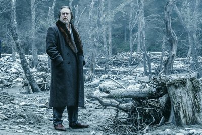 Tra, ri, ra, der Herbst ist da: Nicolas Ofzarek als übellauniger Kommissar in der Serie „Der Pass“.