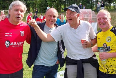Vier Fußball-Legenden der Region. Von links gratulierten Peter Keller, Steffen Dünger, Arnd Spranger und Ingo Walther der Spielvereinigung Neumark.