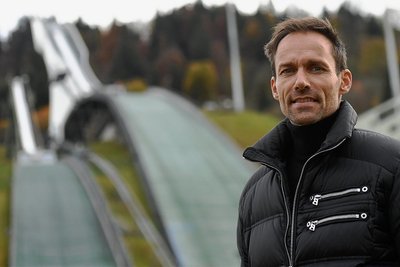 Sven Hannawald im November 2021 während Dreharbeiten für einen TV-Beitrag in Garmisch-Partenkirchen. 