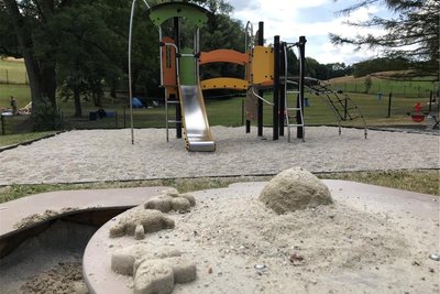 Auf dem großen Freibadgelände finden Kinder viele Möglichkeiten, um sich auszutoben.