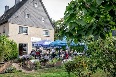 Wanderer und Radfahrer kehren gern auf der Tour zwischen Frankenberg, Sachsenburg und Dreiwerden in der Wasserschänke ein. An Feiertagen wie am 3. Oktober ist kein Platz zu bekommen.