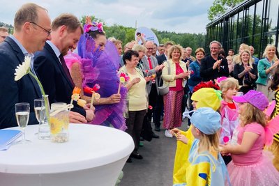 Grundschüler aus Bad Schlema bereicherten den Empfang mit einem musikalischen Programm und verteilten haltbare Blümchen an Gäste wie Ministerpräsident Michael Kretschmer (2. v. l.) und Staatsminister Wolfram Günther.
