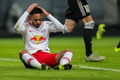 Leipzigs Spieler Matheus Cunha bedauert einen Fehlschuss.