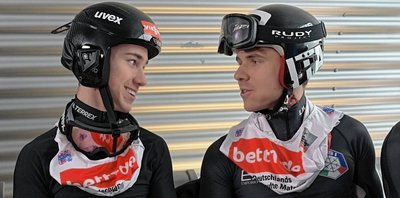 Tristan Sommerfeldt (l.) - hier im Gespräch mit dem Italiener Domenico Mariotti - durfte in Klingenthal Weltcupluft schnuppern. 