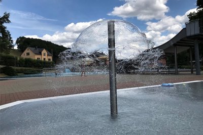 Im Babybecken erfrischt ein Wasserpilz die Jüngsten.