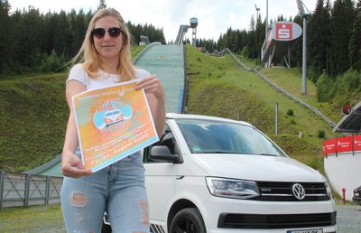 Lucienne Höppner wirbt für das Bulli Summer Camp in der Sparkasse Vogtland Arena.