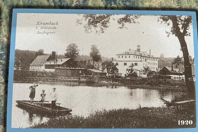 Blick im Jahr 1920 auf die Fähre, die Krumbach mit Sachsenburg verbindet, im Hintergrund die Spinnerei. Der Zschopautal-Rad- und Wanderweg führt heute dort entlang.