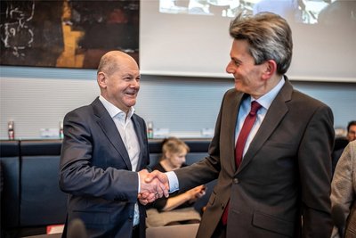 Bundeskanzler Olaf Scholz (SPD, links) begrüßt vor einer SPD-Fraktionssitzung den Fraktionschef Rolf Mützenich.