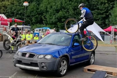 Spektakel pur: Marco Härtel und Christian Fischer wollen den Besuchern des Hainichener Parkfestes diesen Sonnabend eine Trialshow bieten.