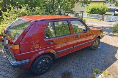 Der Oldtimer-Traum VW Golf II vor dem Haus von Kay Zander in Limbach-Oberfrohna.