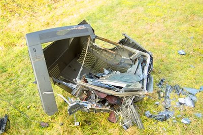 Die Feuerwehr schmiss den brennenden Fernseher wegen starker Rauchentwicklung aus dem Fenster im 4. Obergeschoss eines Mehrfamilienhauses in Annaberg.