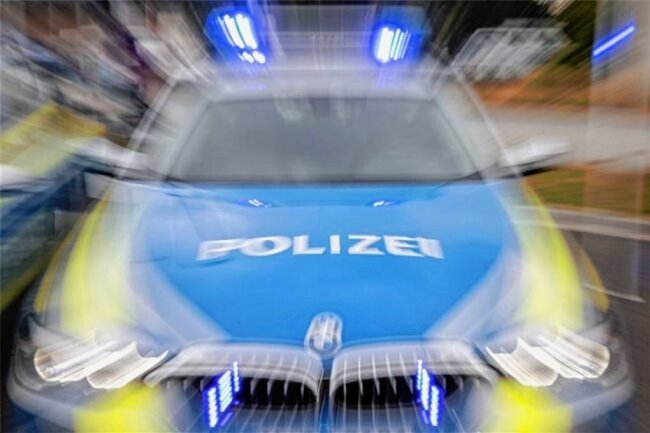 42-jährige Fußgängerin stirbt nach Unfall bei Freiberg: Polizei sucht graues Auto - Polizei