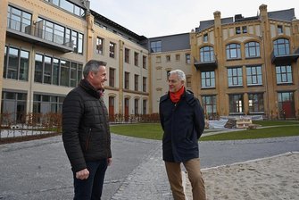 42 neue Wohnungen in Chemnitz: So präsentieren sich die alten Riemann-Werke heute - Begrünt: Eckhard Stiegele (rechts) vom Immobilienentwickler Hansa RealEstate und Volker Rößler, Chef der Tochterfirma Hansa Strukturbau, im Hof.