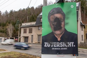 42 Wahlplakate verunstaltet oder heruntergerissen: Zwei Nachbarorte im Erzgebirge betroffen - 42 Wahlplakate sind in Gornsdorf und Auerbach beschädigt oder heruntergerissen worden. Die Polizei ermittelt.