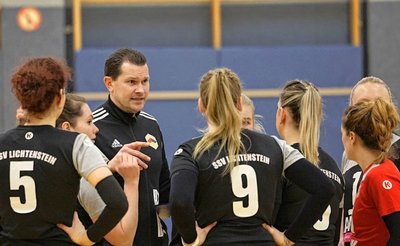 Trainer Sascha Grieshammer blieb nicht so ruhig wie in dieser Szene, erhielt später wegen lauter Unmutsäußerungen die rote Karte. 