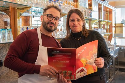 Pietro Macchione und Melanie Friedrich betreiben die Eismanufaktur Bacio & Caffé am Postberg 1 in Oelsnitz.