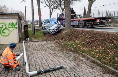 Der Mann kam von der Fahrbahn ab, stieß gegen einen Lichtmast und dann gegen einen Baum.
