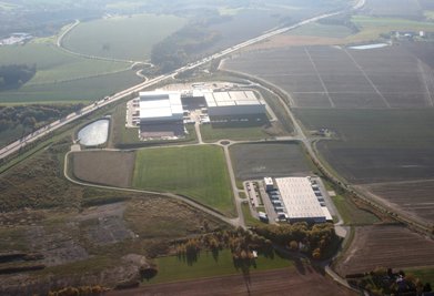 So sah das Gewerbegebiet Berbersdorf 2017 aus der Luft gesehen aus. Rechts von der geschwungenen Straße auf dem unbebauten Gelände soll das neue Logistikzentrum entstehen.