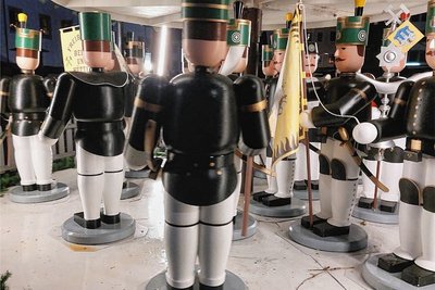Unbekannte haben die Pyramide auf dem Obermarkt in Freiberg in der Nacht zu Heiligabend beschädigt. 