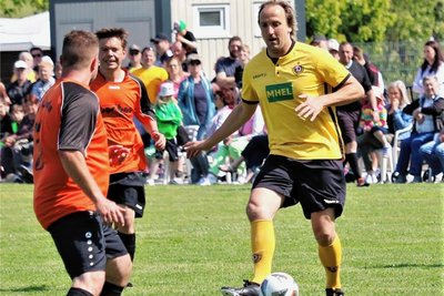 Thomas Neubert (r.) gehörte zur Traditionself der SG Dynamo Dresden, die zur Platzweihe in Linda gastierte und die Altherrenmannschaft der Gastgeber 13:2 (6:0) bezwang. 