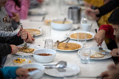 Mittagessen für Grundschulkinder, war Thema einer Debatte im sächsischen Landtag.
