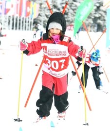 Nicht zu halten: Janina Ulrich rennt beim Skilanglauf allen anderen davon. Die Siebenjährige beherrscht die klassische Technik bereits.