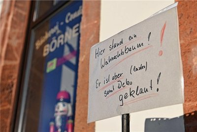 Der geschmückte Baum vor der Bäckerei Börner an der Rathausstraße wurde gestohlen. Ein Schild weist darauf hin. 