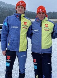 Pepe Schula aus Geyer und Trainer Frank Erlbeck gehören zum deutschen Aufgebot für die Junioren-WM 2023 in der Nordischen Kombination. 