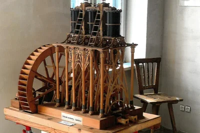 Dieses Modell eines Schwarzenberggebläses hat der Jubilar selbst in seiner damaligen Wohnung an der Tschaikowskistraße gebaut. Es steht heute in der Antonshütte.