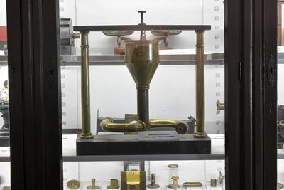 Dieses Reaktionsrad mit Gestell zur Messung von Strömungskräften gehört zu den mehr als 300 Exponaten der Weisbach-Sammlung der Bergakademie.