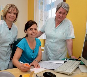 Die Treuener Kinderarztpraxis wird vom Medizinischen Versorgungszentrum des Klinikums Obergöltzsch weitergeführt. Am Montag hielt Fachärztin Nicole Kober (Mitte) zusammen mit den Krankenschwestern Kerstin und Silvia (r.) die erste Sprechstunde ab.